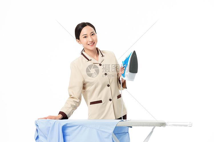 家政服务女性熨烫衣服高清图片下载-正版图片501534864-摄图网